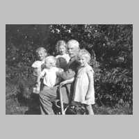 063-0008 Opa Sauff mit seinen Enkelkindern.jpg